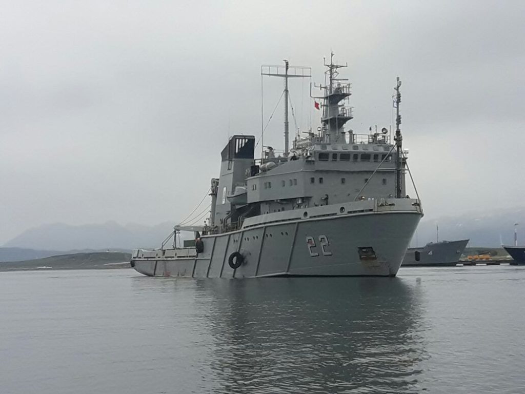 Buque de la Armada Argentina en el puerto de Ushuaia