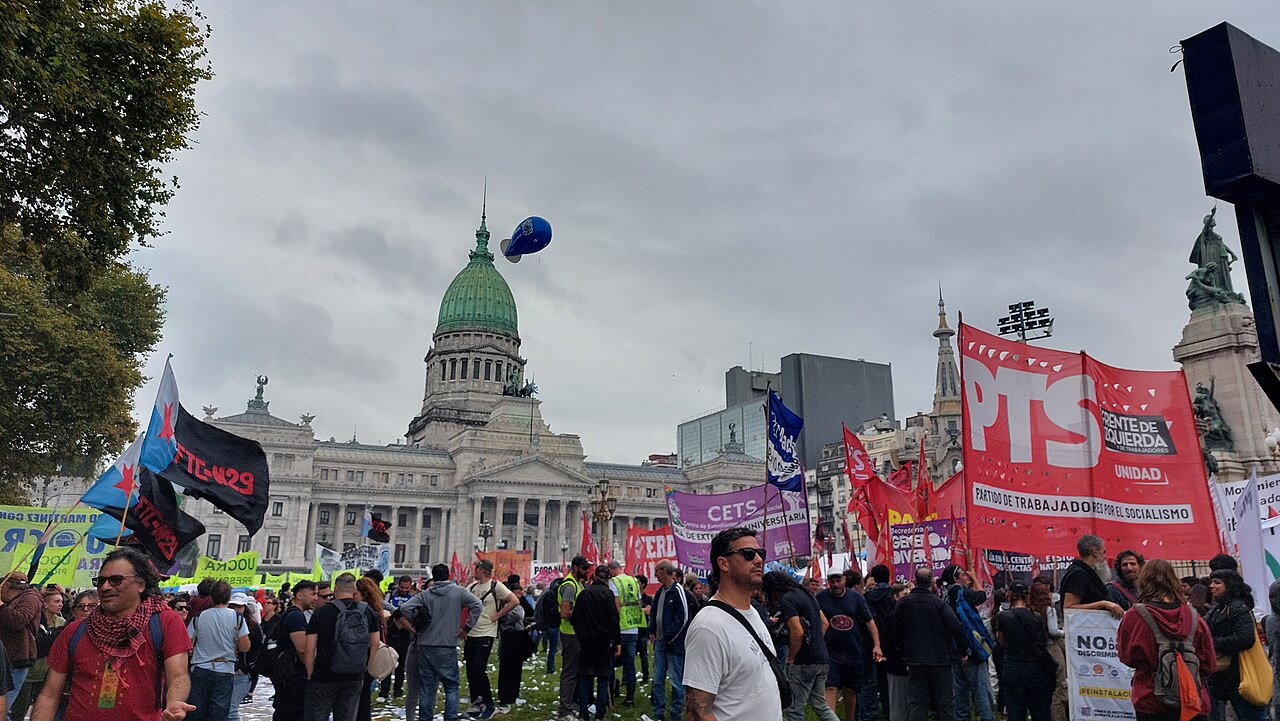 Jubilados reunidos frente al Congreso de la Nación
