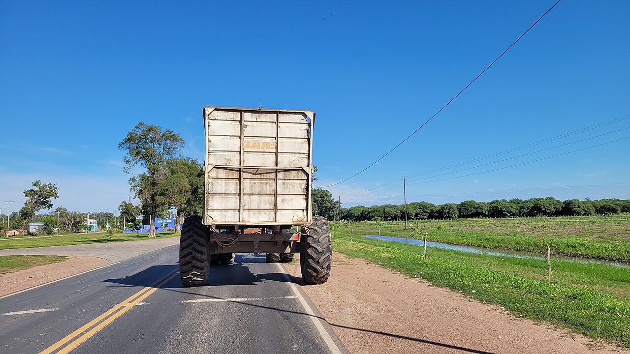 Maquinaria agrícola circulando por una ruta del Chaco