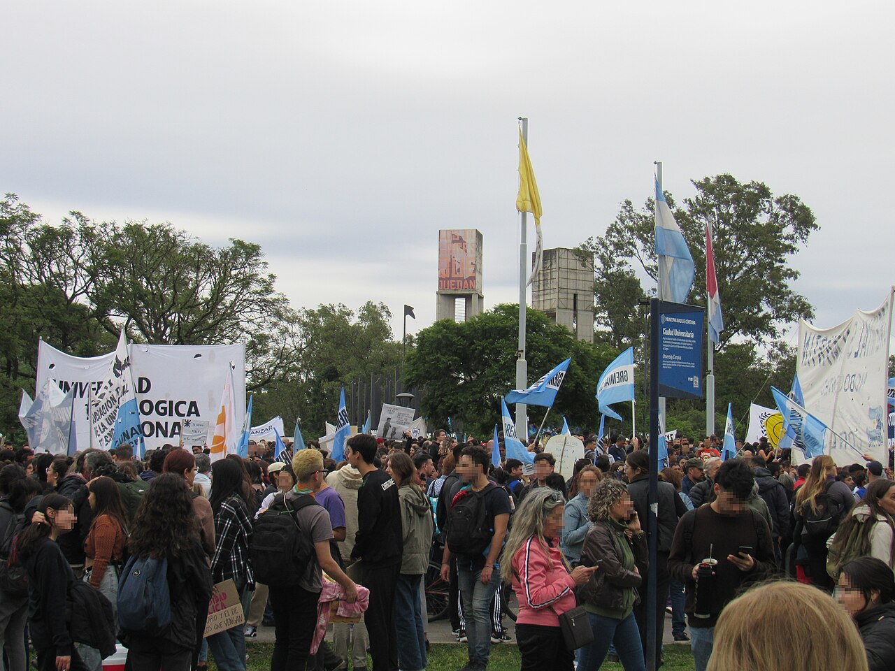 Columna de manifestantes en una Marcha Federal Universitaria