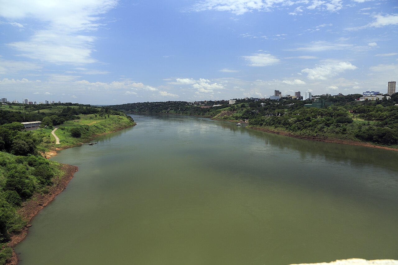 El río Paraná a la altura de Ciudad del Este, Paraguay