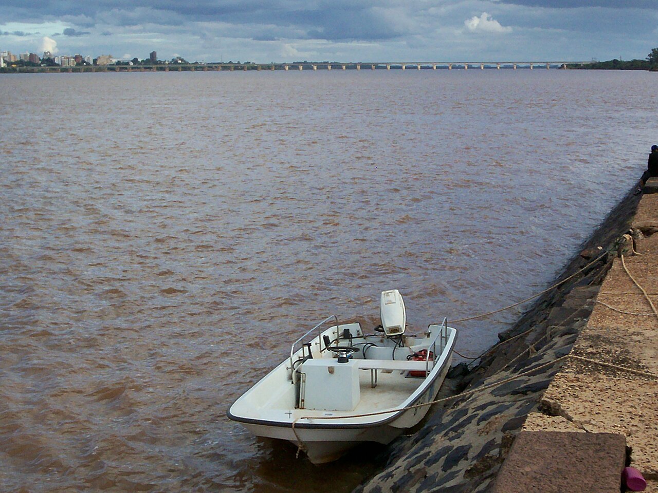 El río Uruguay y el puente internacional vistos desde Paso de los Libres