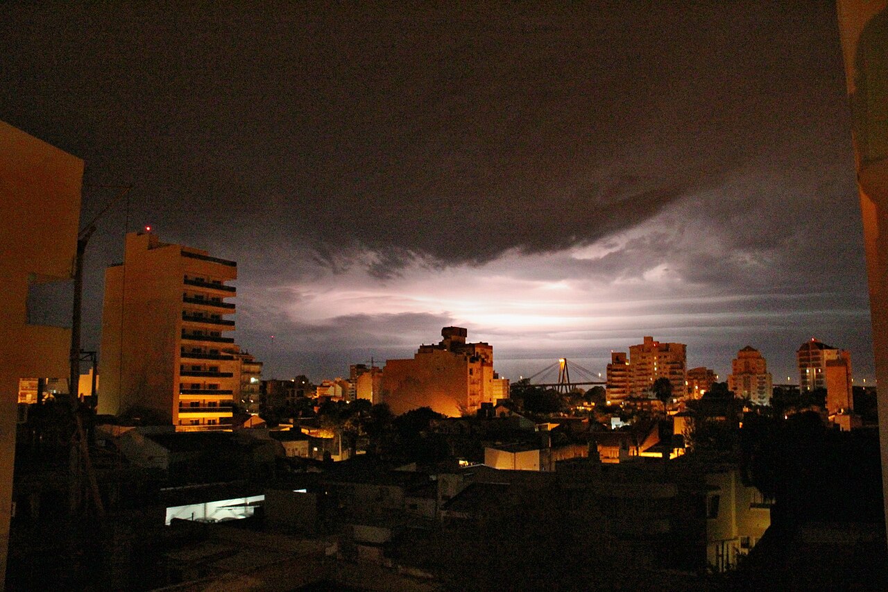 Tormenta nocturna con nubes cargadas