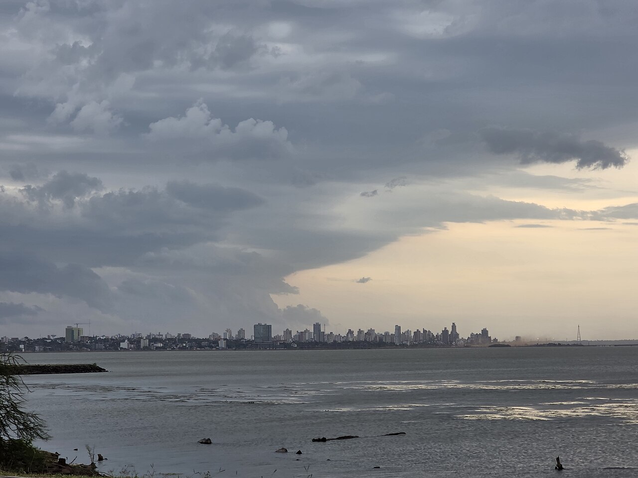 Frente de tormenta severa sobre Posadas, Misiones